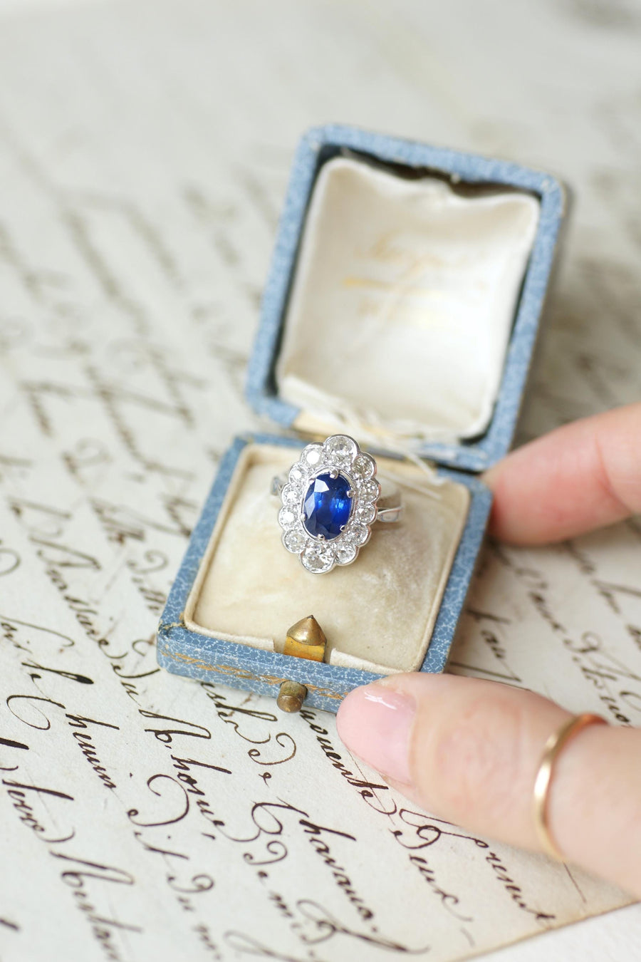 Bague Marguerite Ovale Art Deco Saphir Ceylan 1,90 Cts Entourage Diamants sur Or Blanc