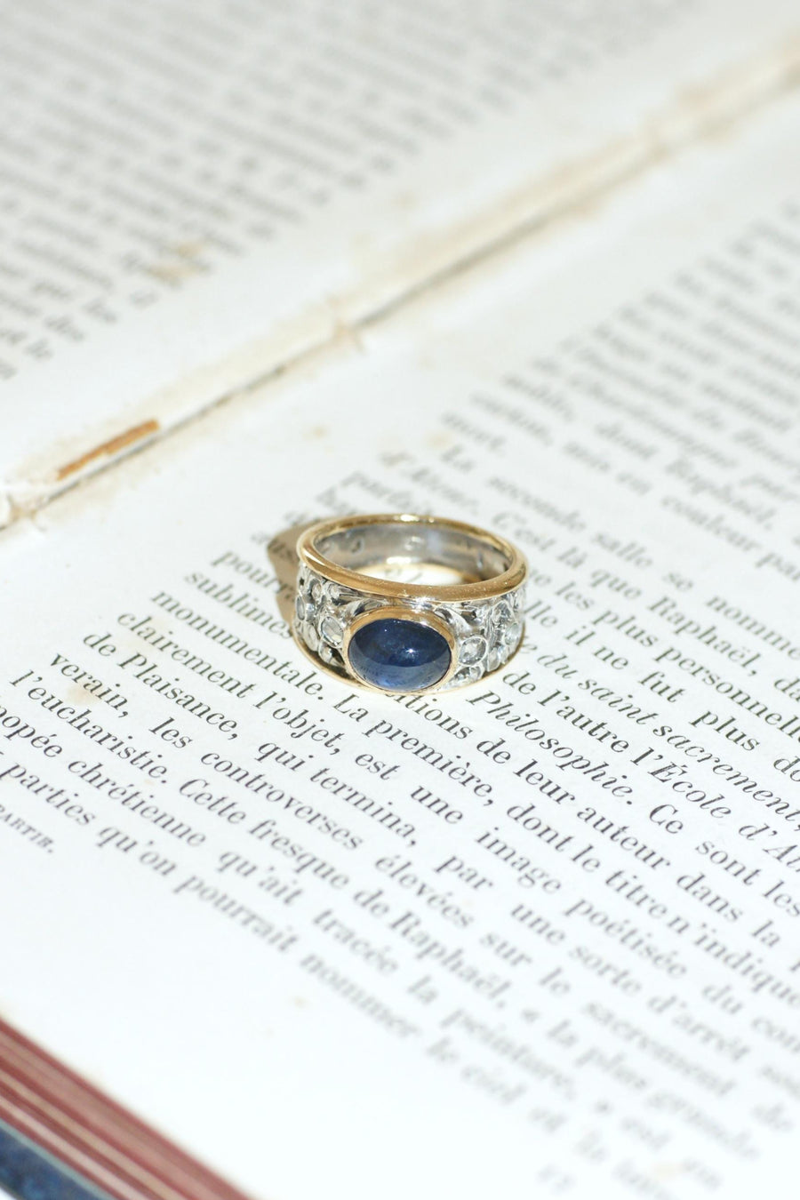 Bague Saphir Cabochon 2,80 Cts et Diamants sur Or jaune et Argent