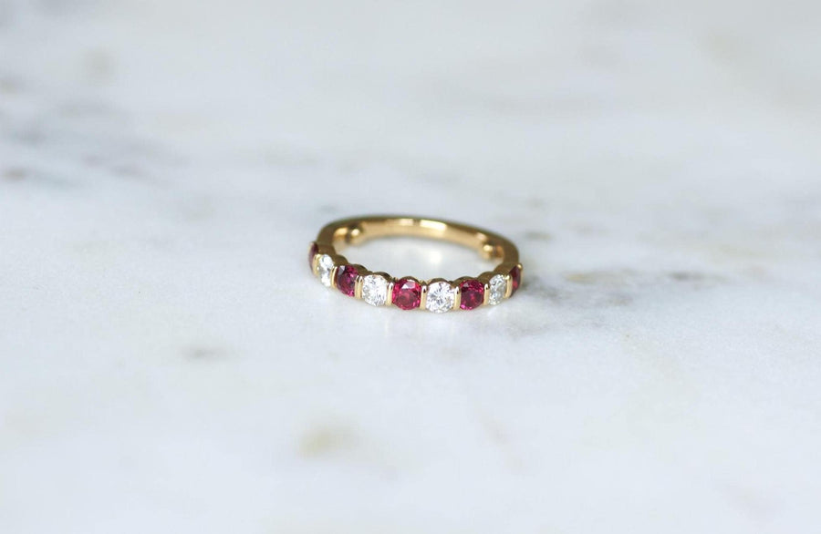 Bague Demi Alliance Rubis et Diamants sur Or jaune