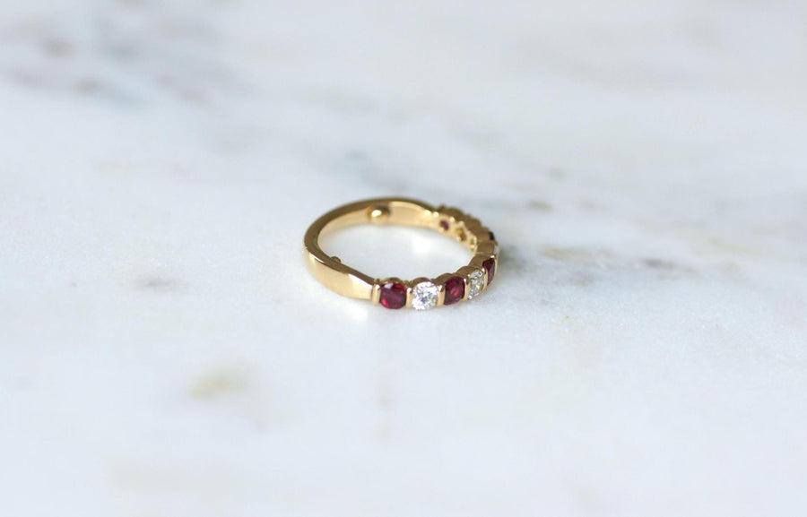 Bague Demi Alliance Rubis et Diamants sur Or jaune