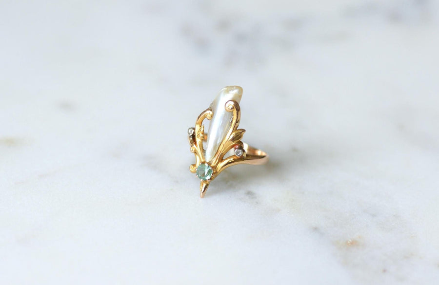 Bague Art Nouveau Perle Fine Baroque, Emeraude et Diamants sur Or Jaune