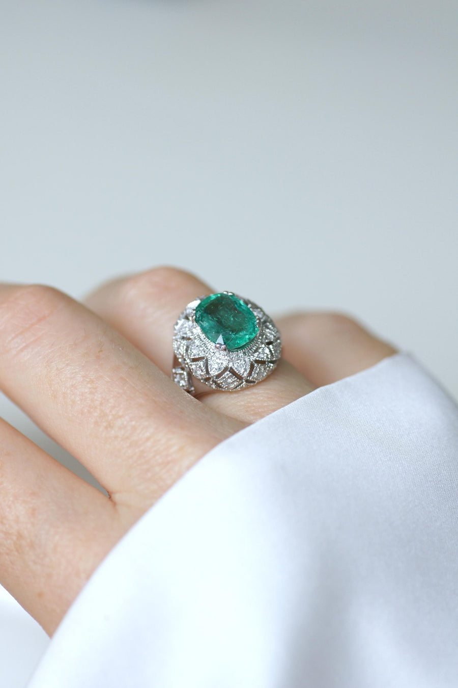 Bague Dôme Style Art Déco Emeraude 2,58 Cts et Diamants sur Or Blanc