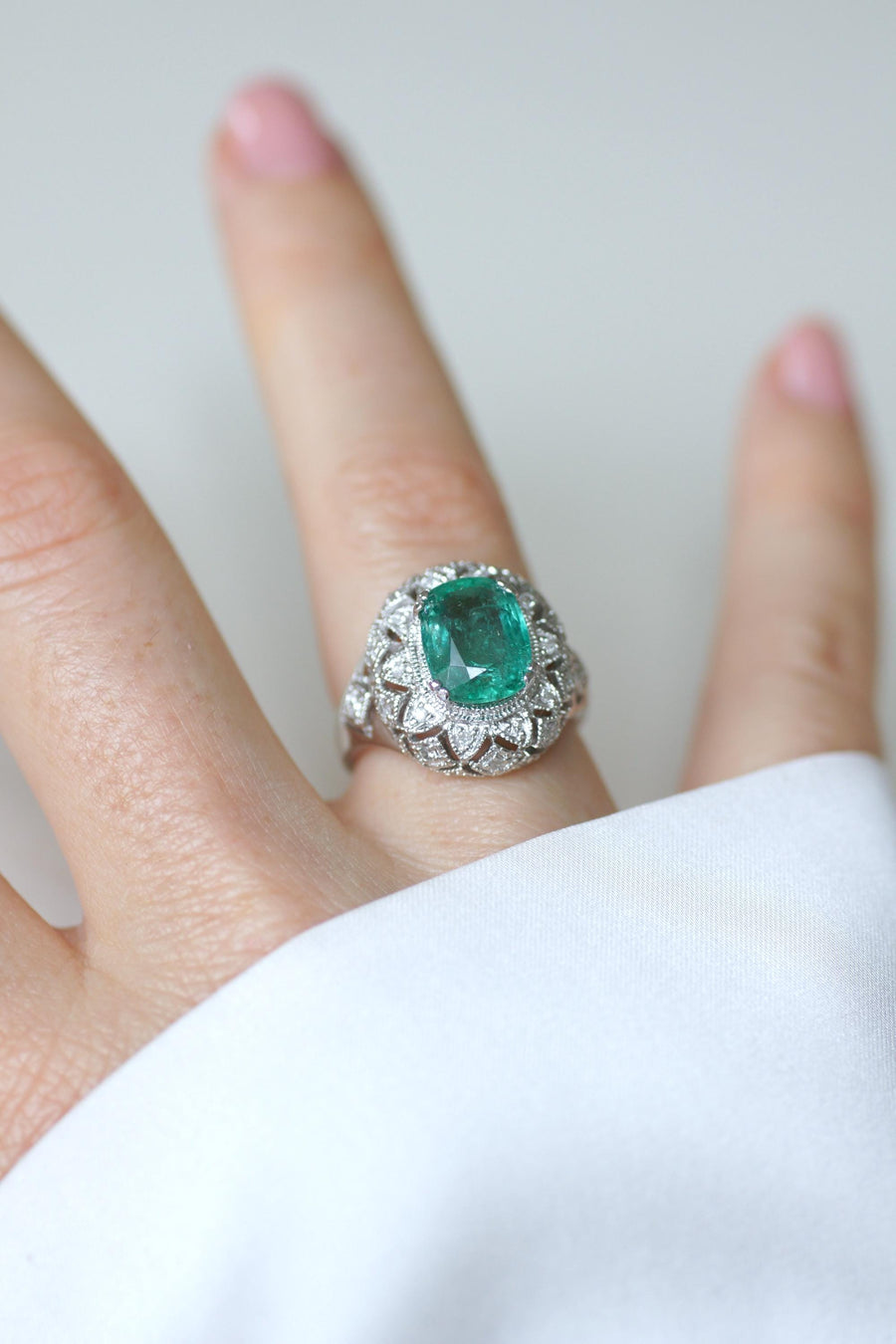 Bague Dôme Style Art Déco Emeraude 2,58 Cts et Diamants sur Or Blanc