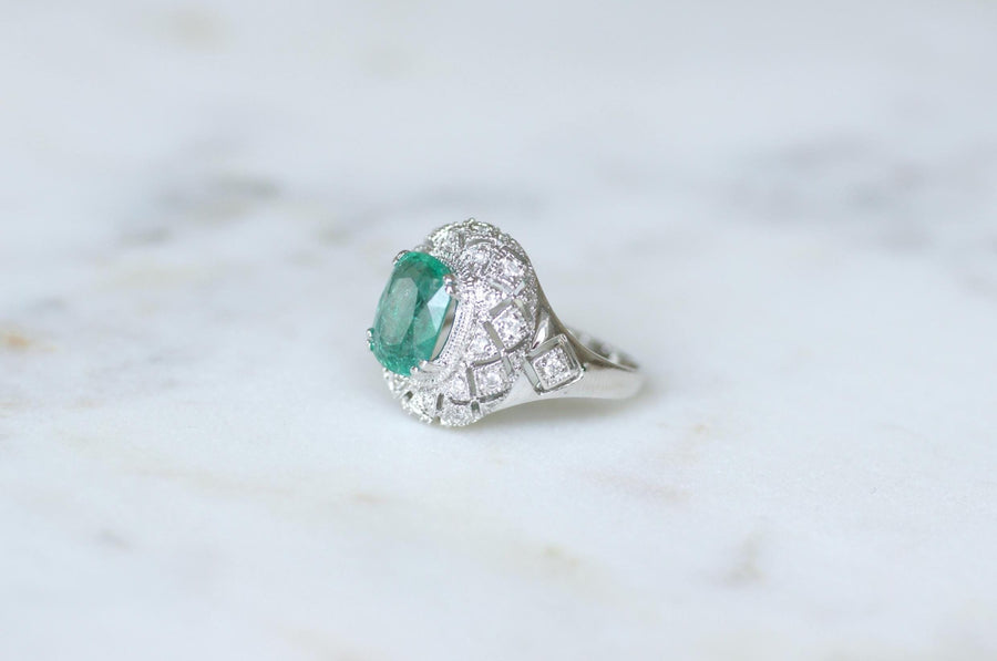 Bague Dôme Style Art Déco Emeraude 2,58 Cts et Diamants sur Or Blanc