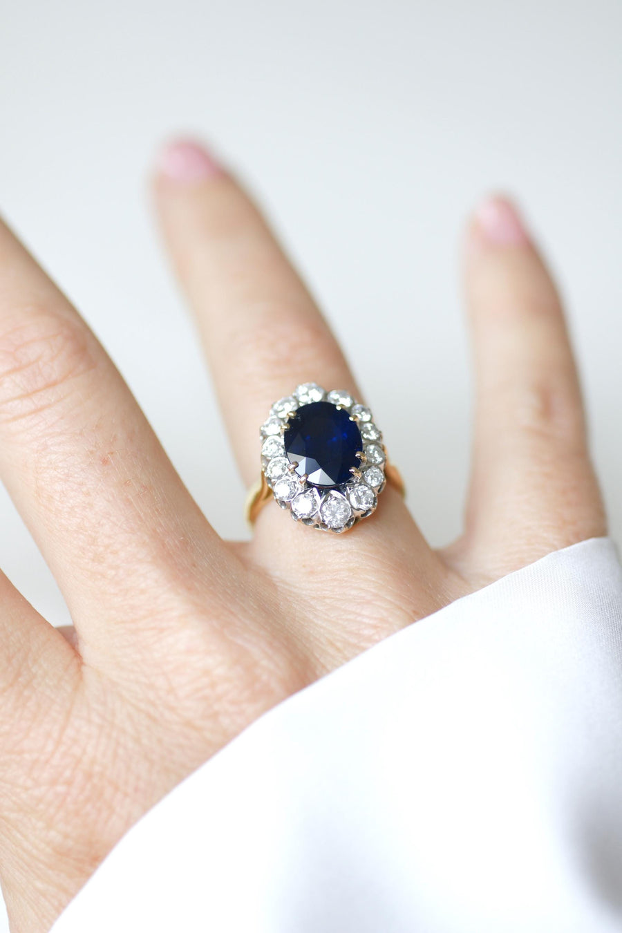 Bague Marguerite Saphir 4,60 Cts Entourage de Diamants sur Or Jaune et Blanc