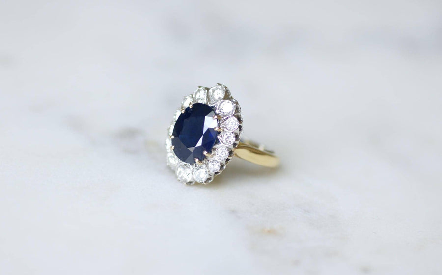 Bague Marguerite Saphir 4,60 Cts Entourage de Diamants sur Or Jaune et Blanc
