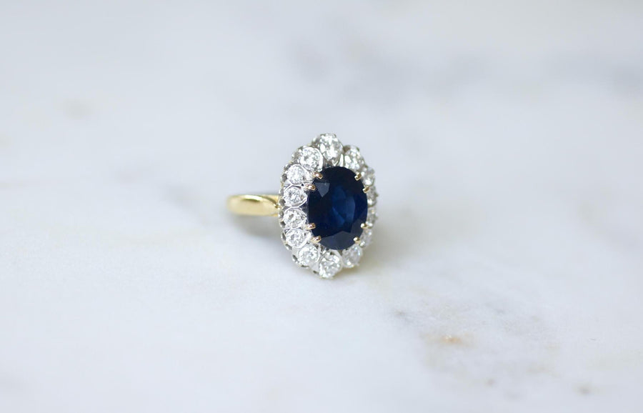 Bague Marguerite Saphir 4,60 Cts Entourage de Diamants sur Or Jaune et Blanc