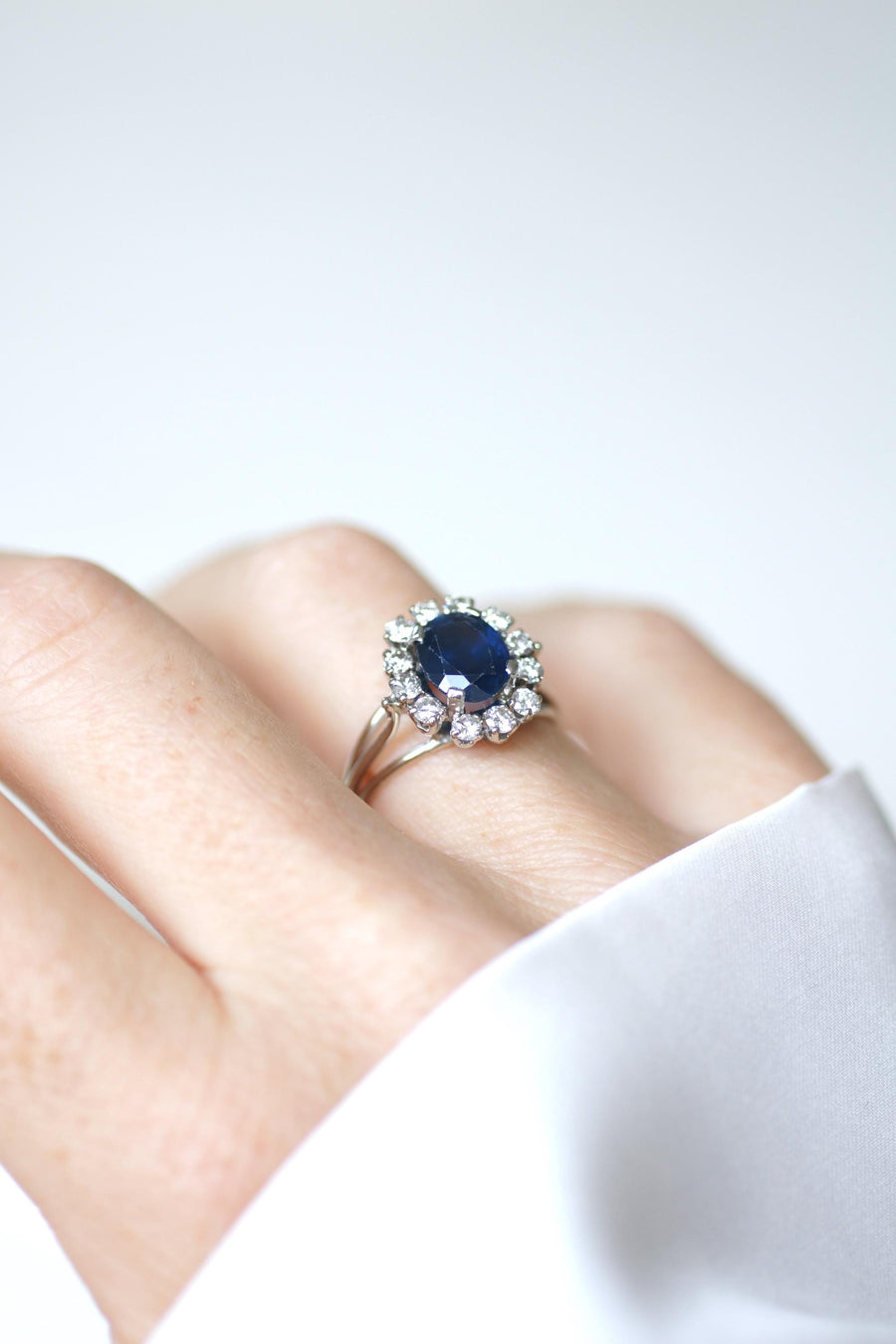 Bague Marguerite Saphir 2,40 Cts Entourage Diamants sur Or et Platine