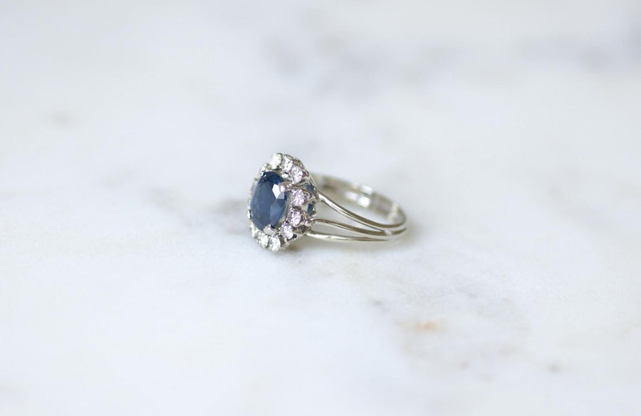 Bague Marguerite Saphir 2,40 Cts Entourage Diamants sur Or et Platine