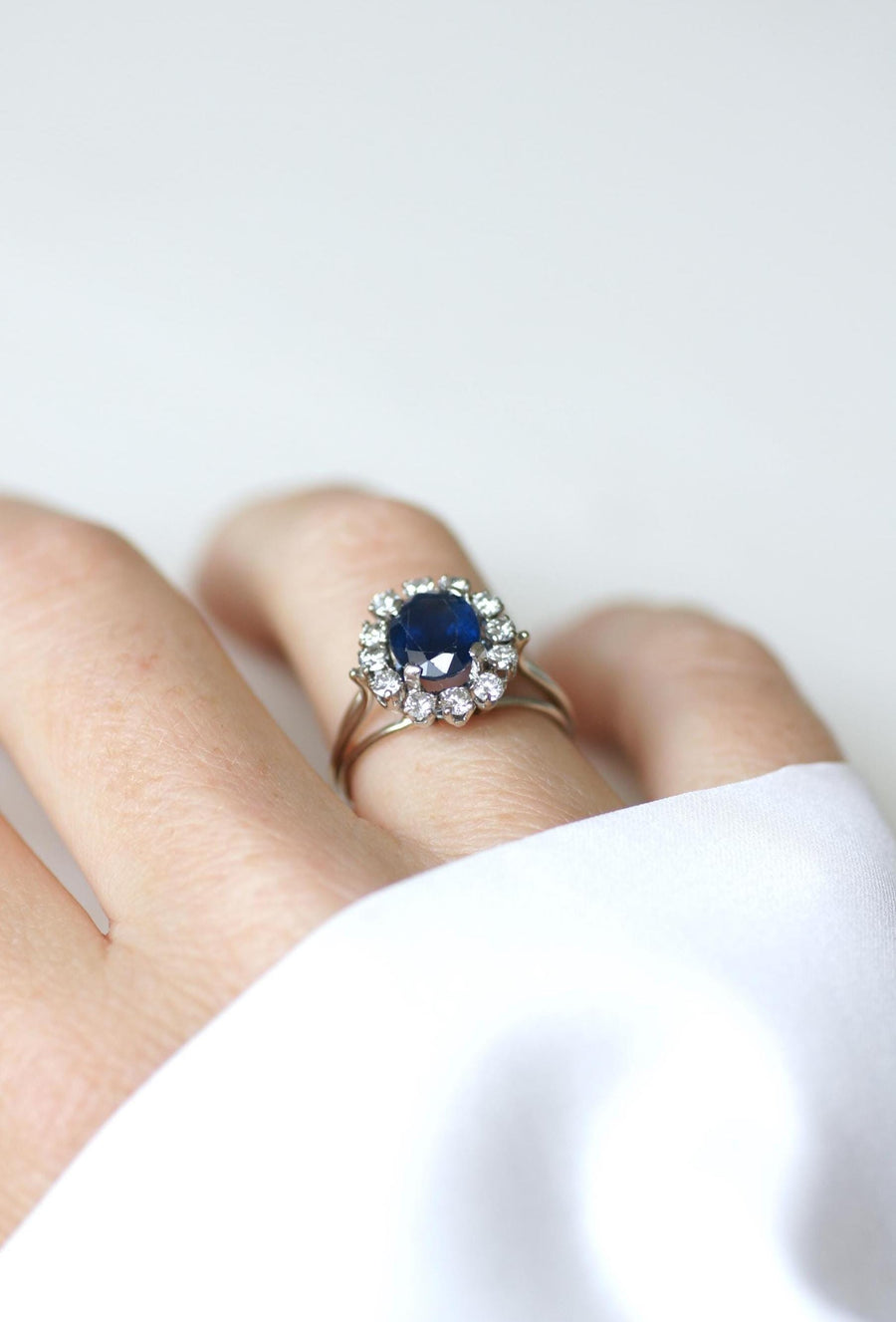 Bague Marguerite Saphir 2,40 Cts Entourage Diamants sur Or et Platine