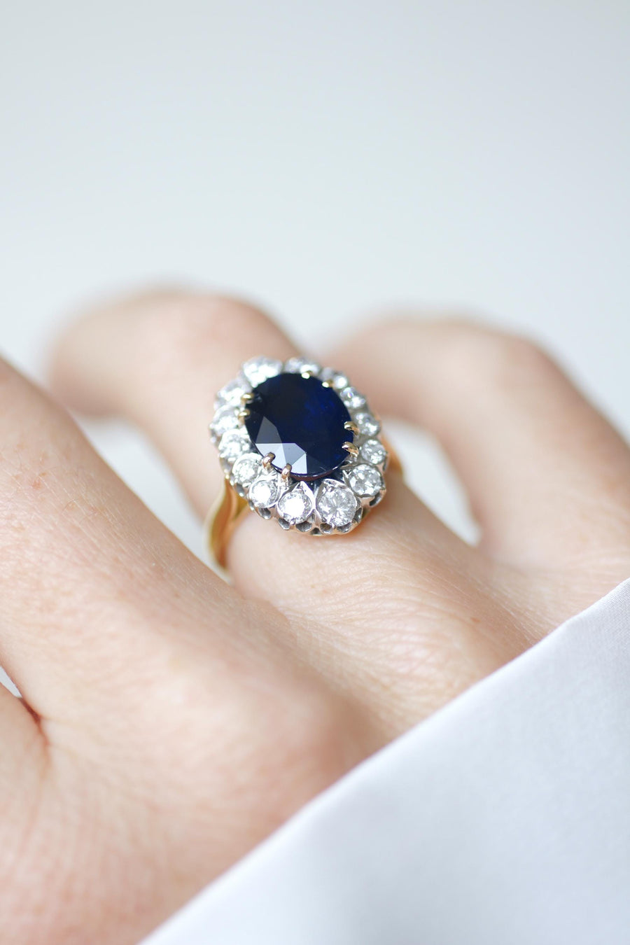 Bague Marguerite Saphir 4,60 Cts Entourage de Diamants sur Or Jaune et Blanc