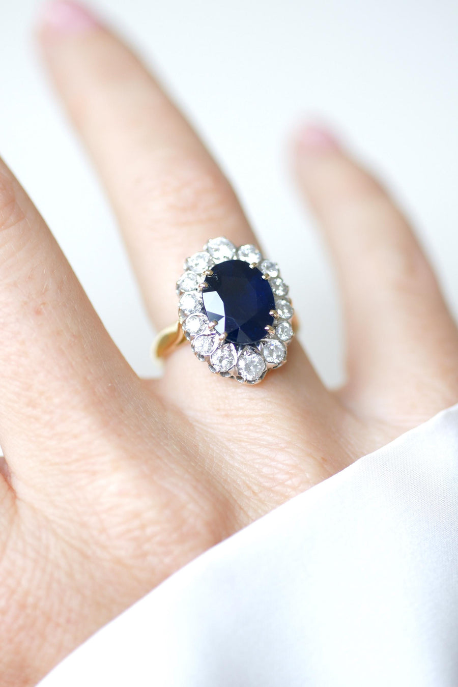 Bague Marguerite Saphir 4,60 Cts Entourage de Diamants sur Or Jaune et Blanc