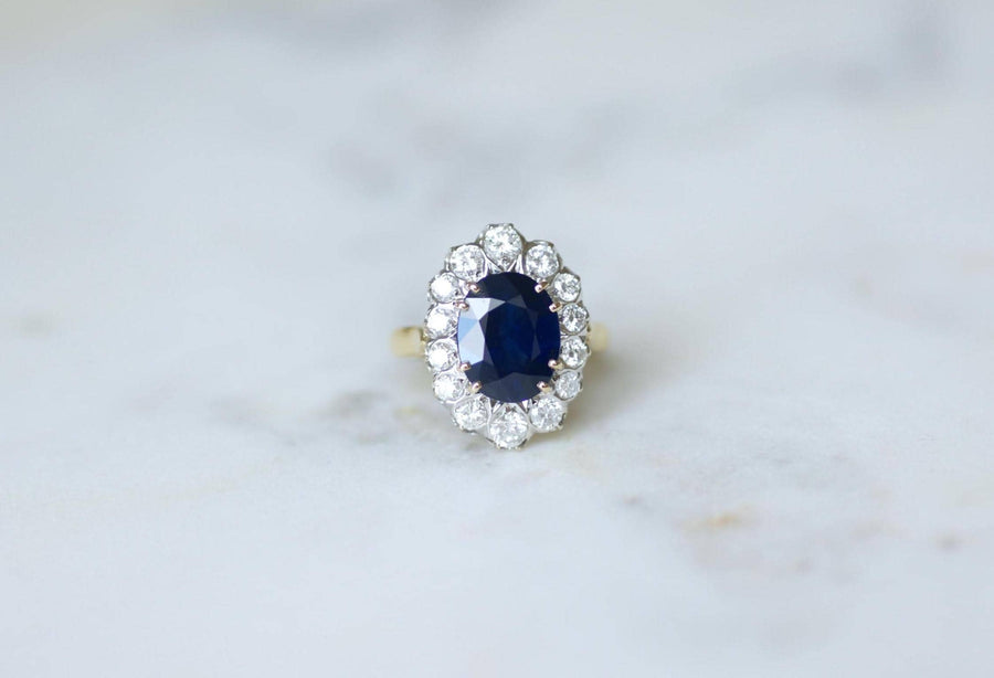 Bague Marguerite Saphir 4,60 Cts Entourage de Diamants sur Or Jaune et Blanc