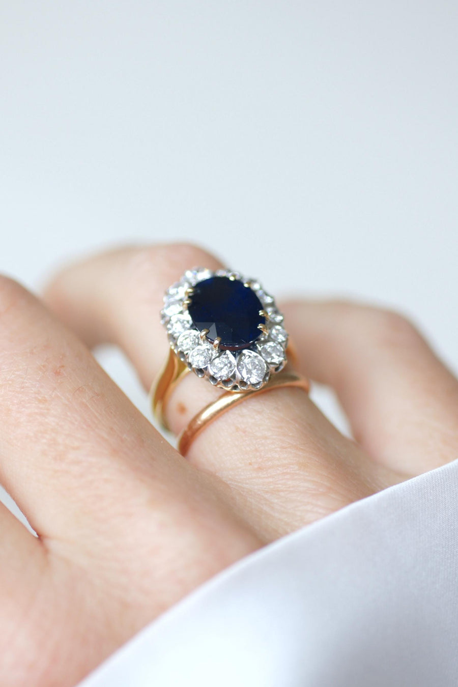 Bague Marguerite Saphir 4,60 Cts Entourage de Diamants sur Or Jaune et Blanc