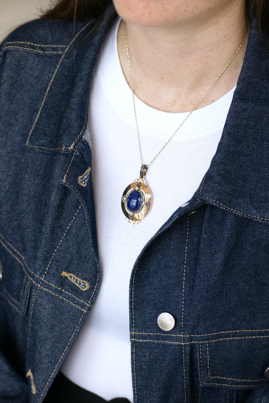 Pendentif Médaillon Ouvrant Ancien Scarabée Lapis Lazuli Diamants et Perles fines sur Or Rose Egyptomanie