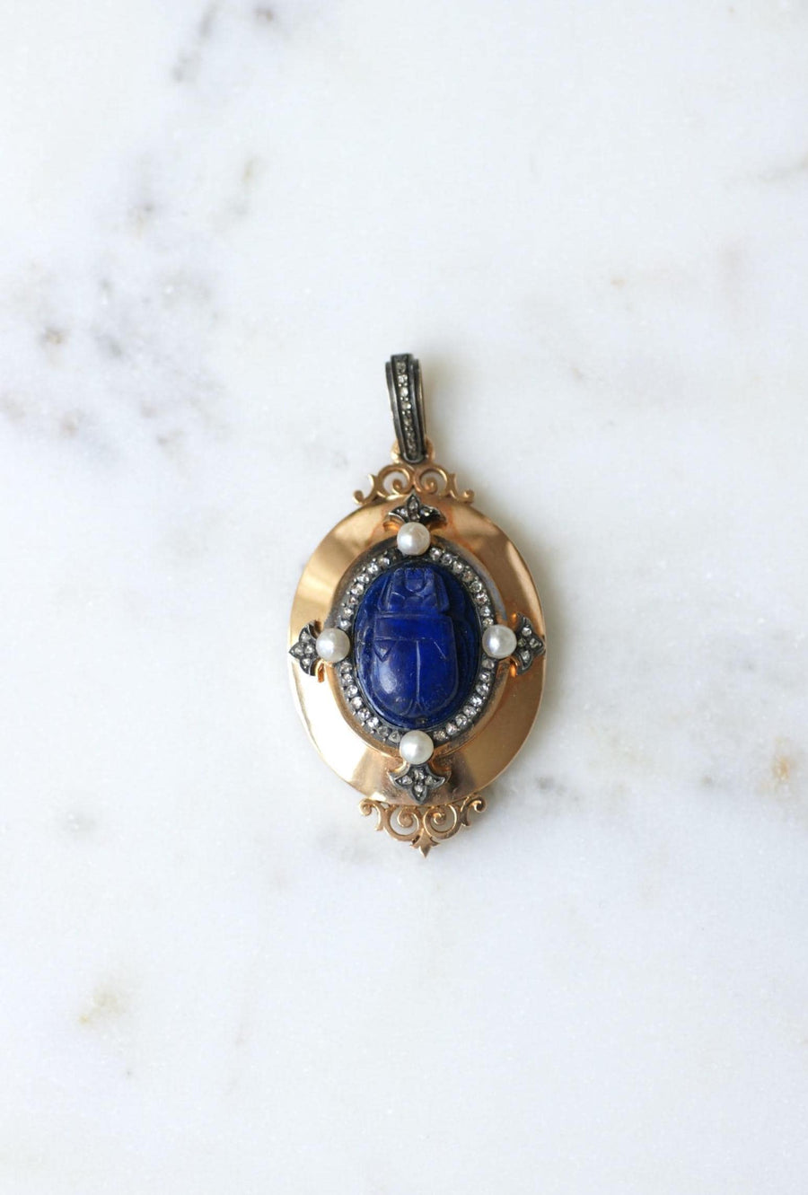Pendentif Médaillon Ouvrant Ancien Scarabée Lapis Lazuli Diamants et Perles fines sur Or Rose Egyptomanie