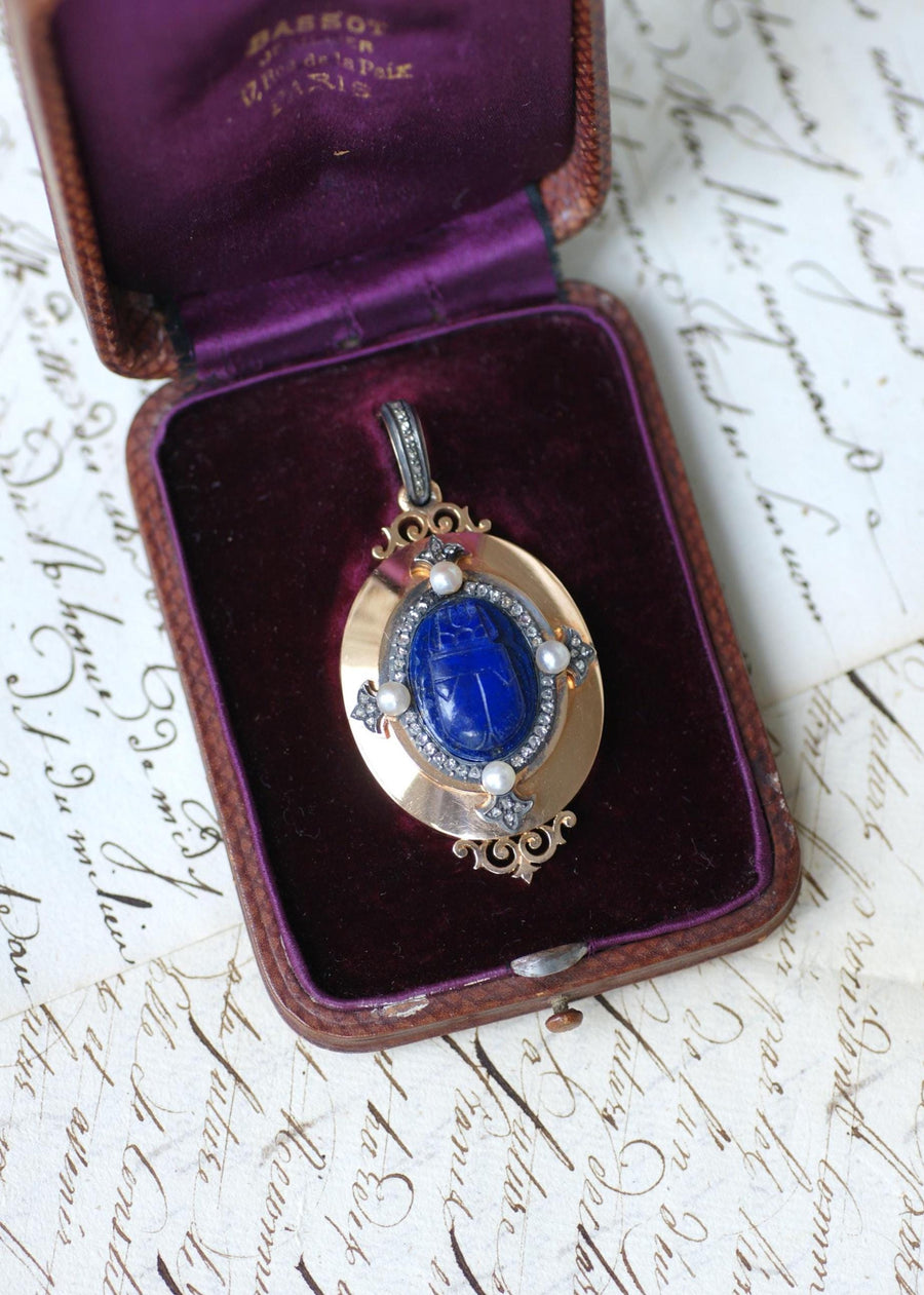 Pendentif Médaillon Ouvrant Ancien Scarabée Lapis Lazuli Diamants et Perles fines sur Or Rose Egyptomanie