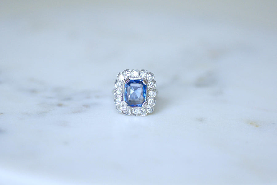 Bague Marguerite art Déco Saphir de Ceylan 3,90 Cts et Diamants sur Or Blanc