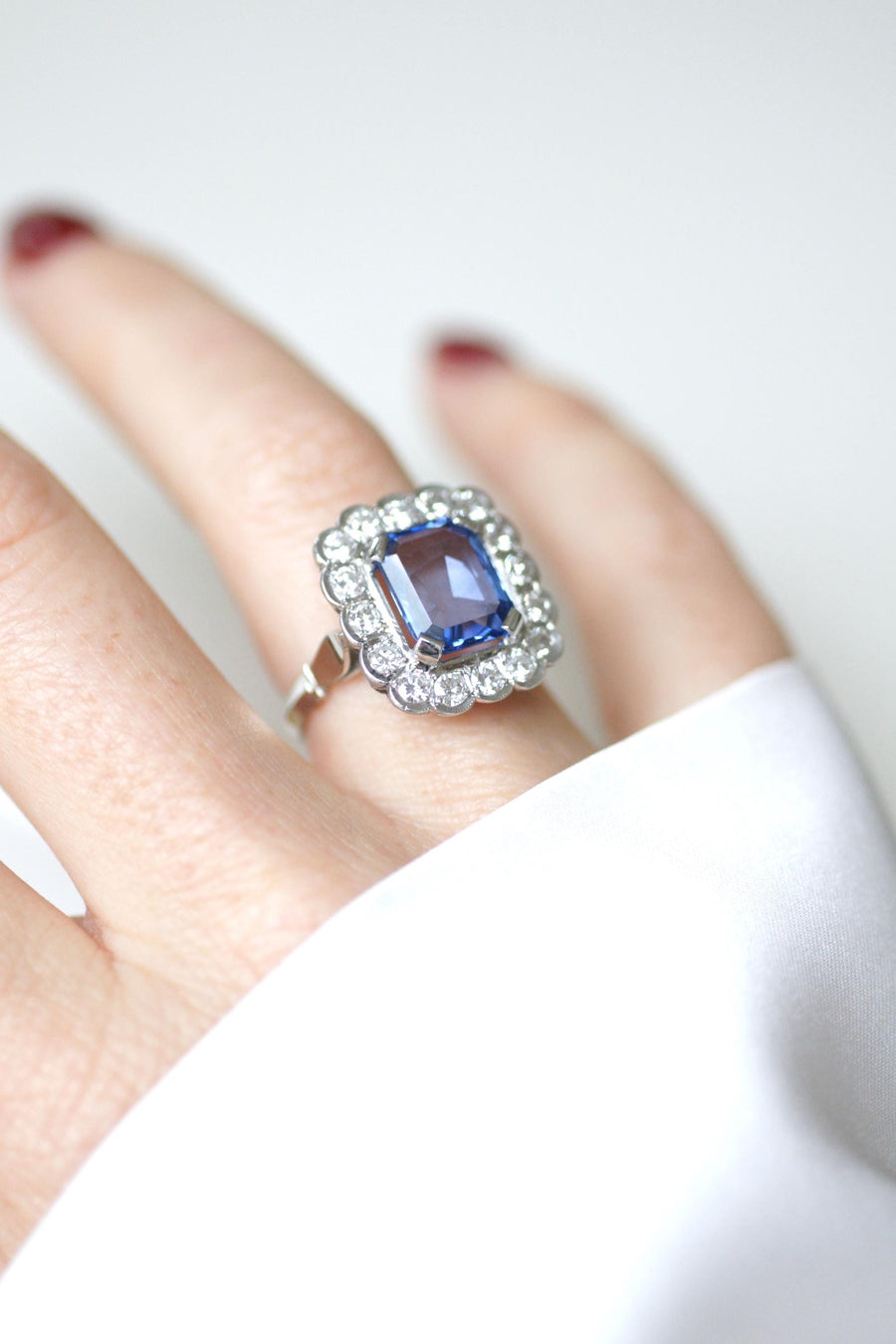 Bague Marguerite art Déco Saphir de Ceylan 3,90 Cts et Diamants sur Or Blanc