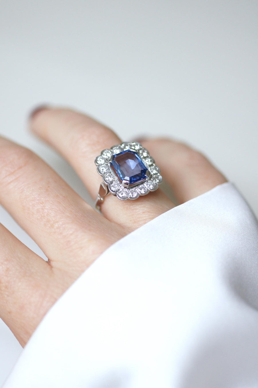 Bague Marguerite art Déco Saphir de Ceylan 3,90 Cts et Diamants sur Or Blanc