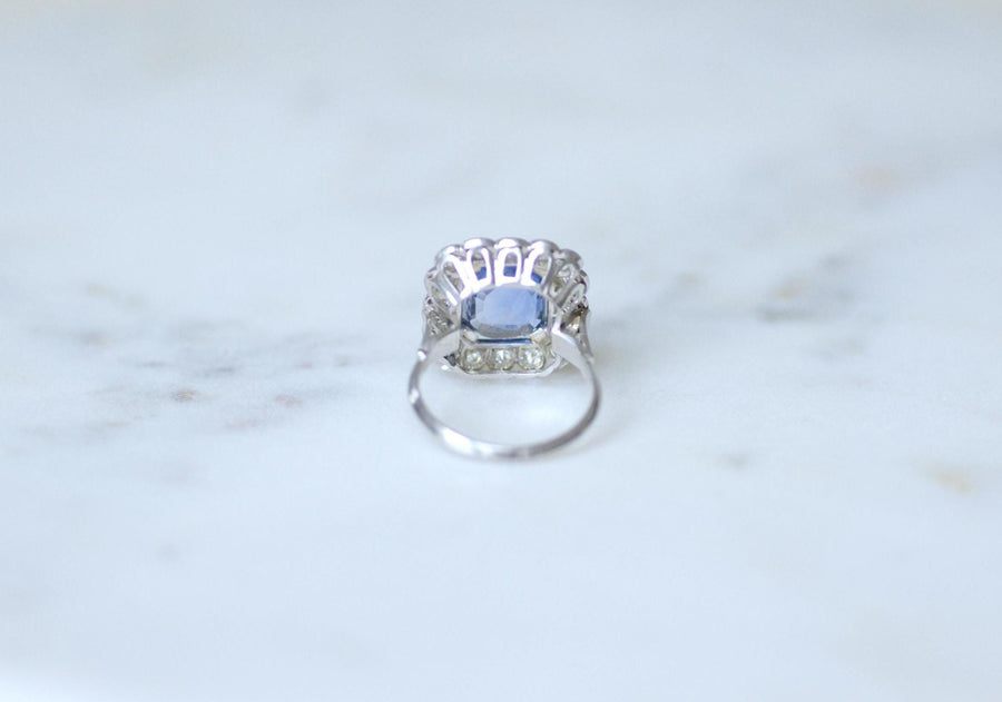 Bague Marguerite art Déco Saphir de Ceylan 3,90 Cts et Diamants sur Or Blanc