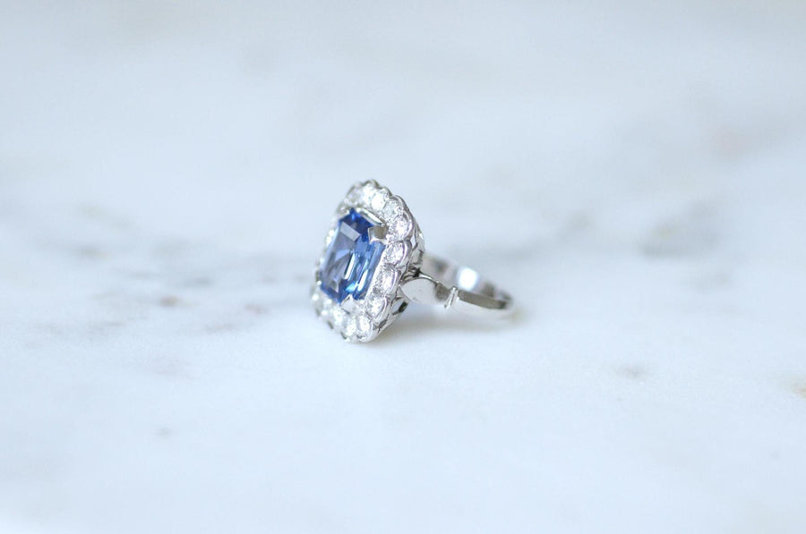 Bague Marguerite art Déco Saphir de Ceylan 3,90 Cts et Diamants sur Or Blanc
