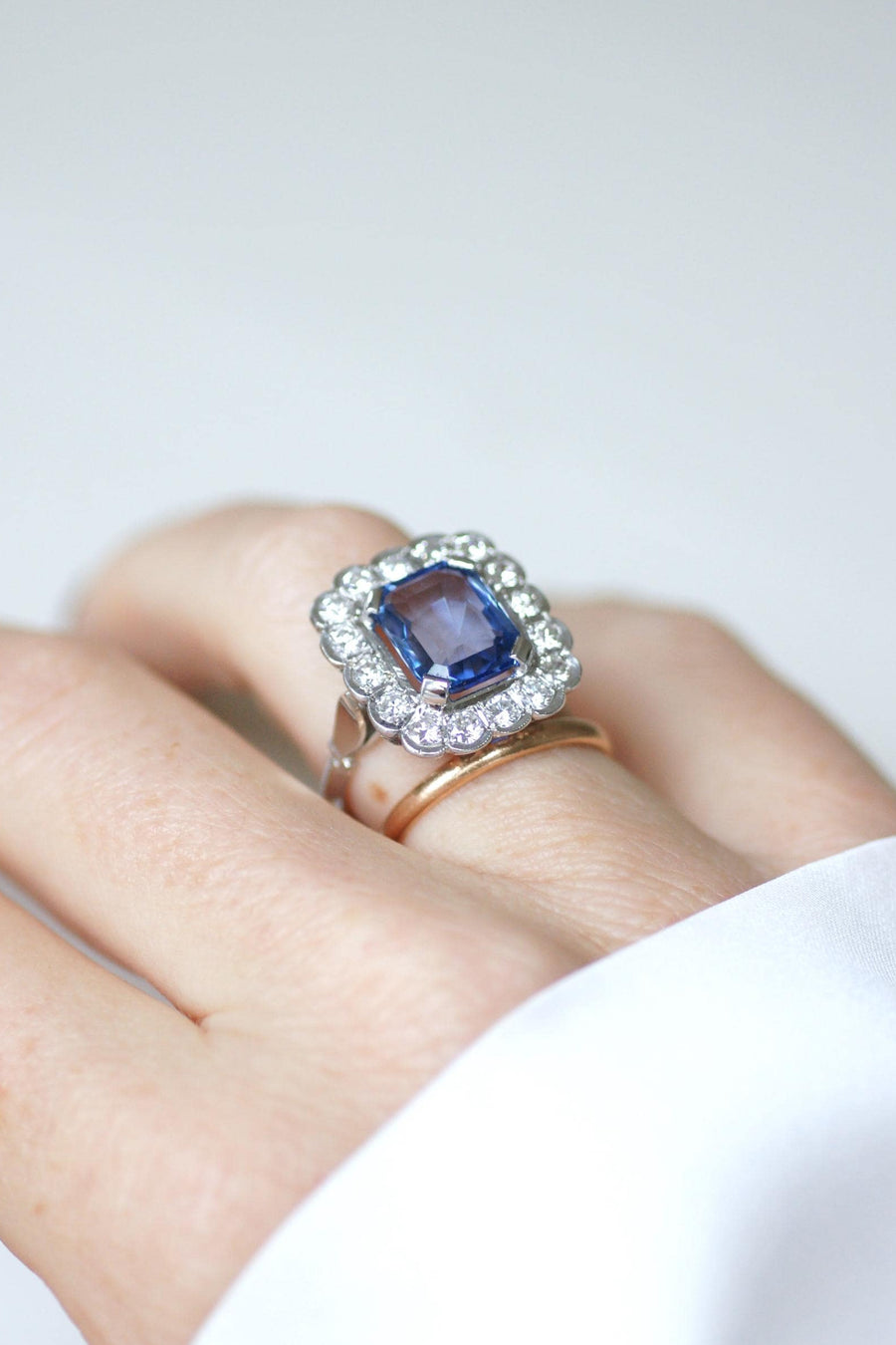 Bague Marguerite art Déco Saphir de Ceylan 3,90 Cts et Diamants sur Or Blanc