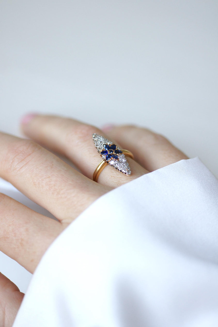 Bague Ancienne Marquise Etoile Saphir Entourage Diamants sur Or Jaune et Platine