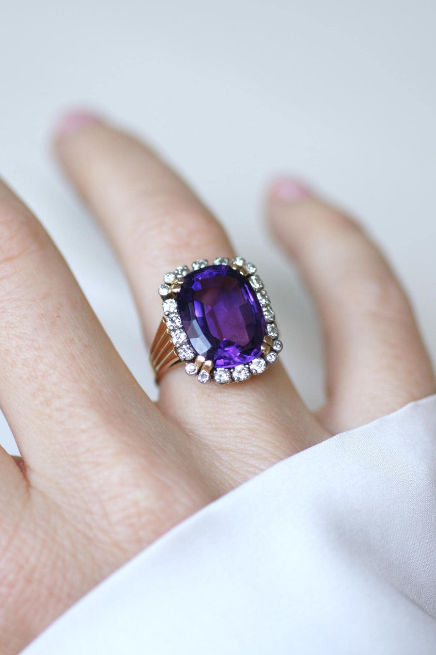 Bague Cocktail Améthyste et Diamants sur Or Rose et Platine Années 60