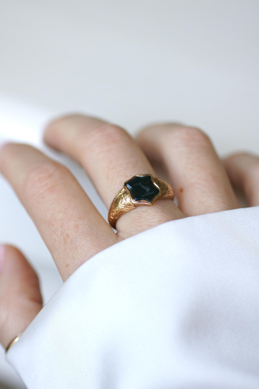 Bague Ancienne Chevalière Intaille Jaspe Sanguin sur Or Jaune