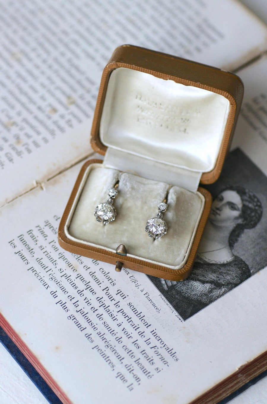 Boucles d'Oreilles Dormeuses Anciennes Diamants 2,15 Cts sur Or et Platine