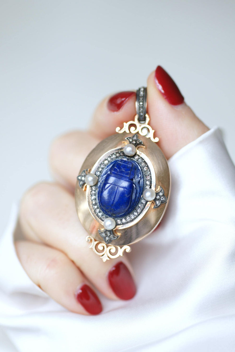 Pendentif Médaillon Ouvrant Ancien Scarabée Lapis Lazuli Diamants et Perles fines sur Or Rose Egyptomanie