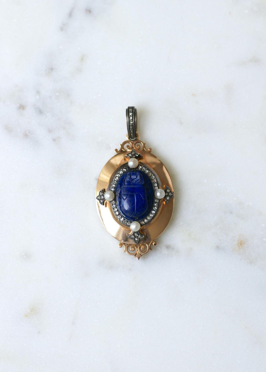 Pendentif Médaillon Ouvrant Ancien Scarabée Lapis Lazuli Diamants et Perles fines sur Or Rose Egyptomanie