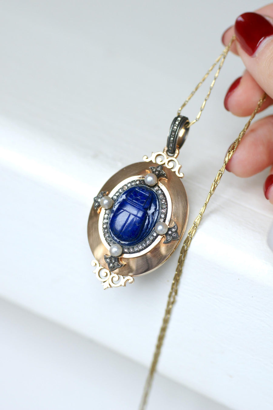 Pendentif Médaillon Ouvrant Ancien Scarabée Lapis Lazuli Diamants et Perles fines sur Or Rose Egyptomanie