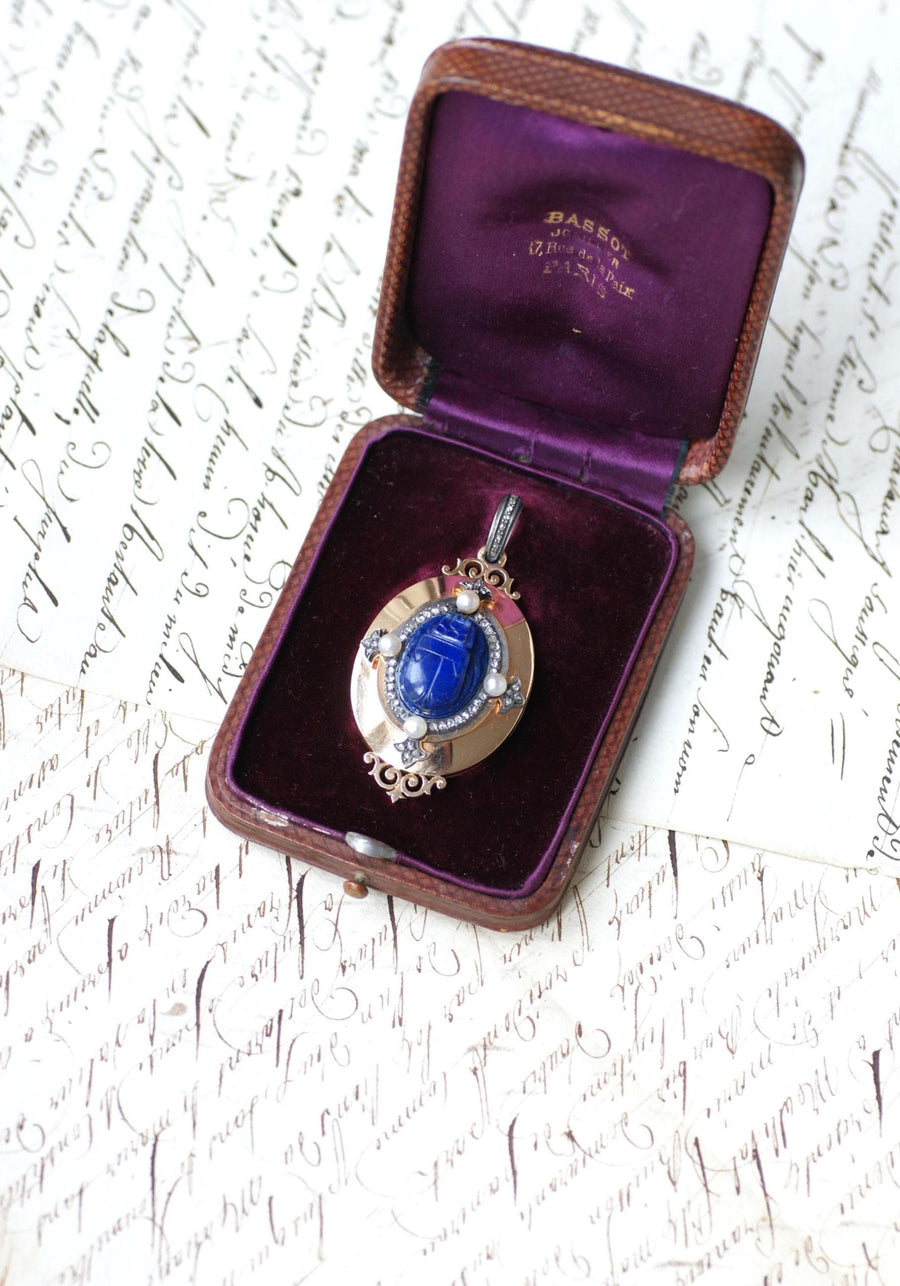 Pendentif Médaillon Ouvrant Ancien Scarabée Lapis Lazuli Diamants et Perles fines sur Or Rose Egyptomanie