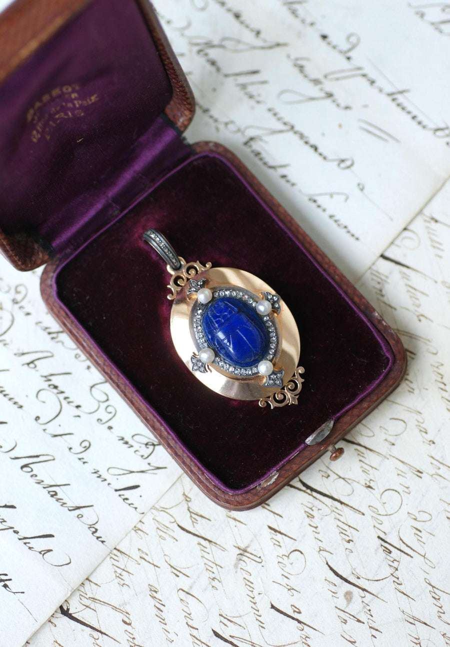 Pendentif Médaillon Ouvrant Ancien Scarabée Lapis Lazuli Diamants et Perles fines sur Or Rose Egyptomanie