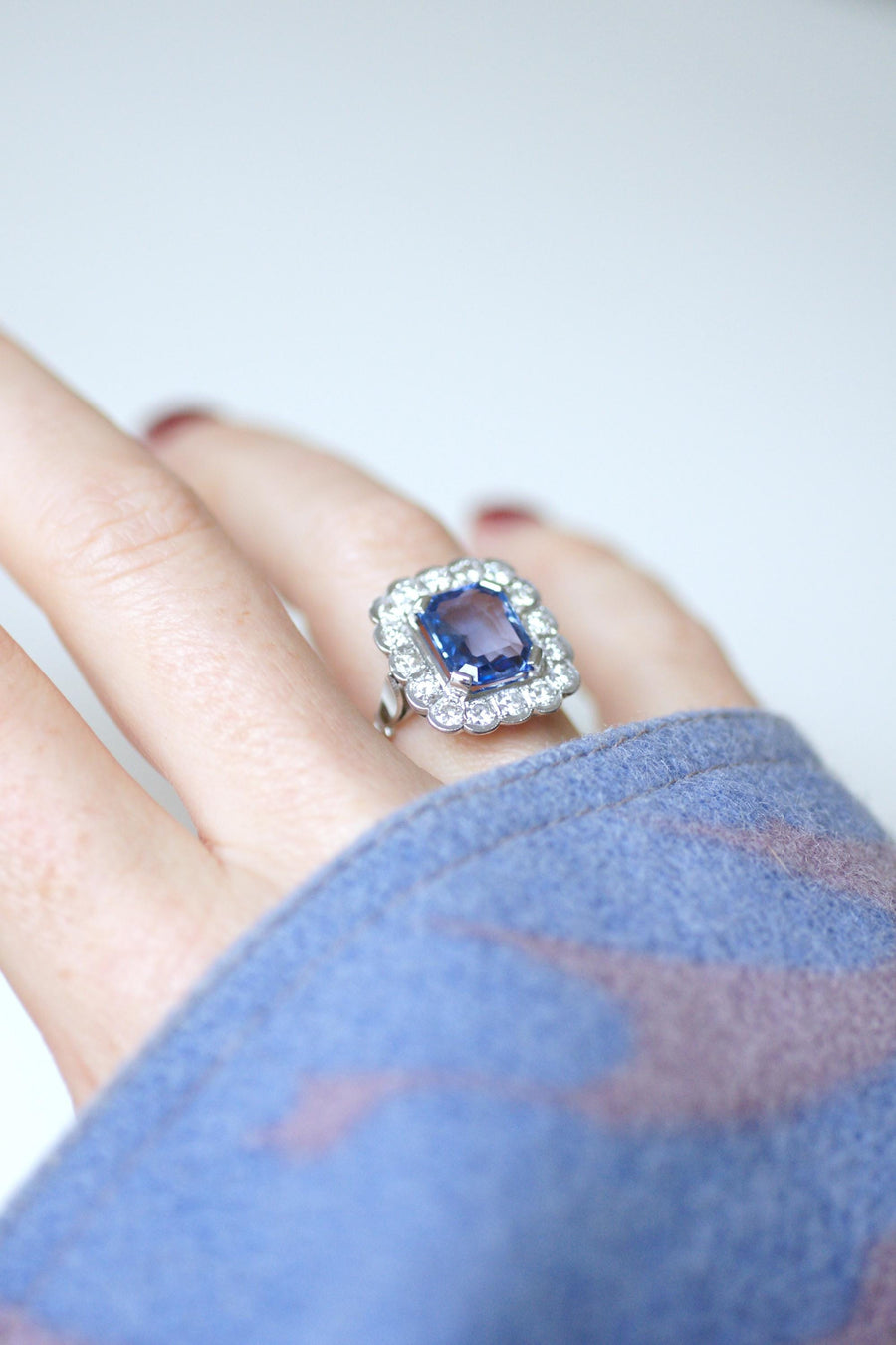 Bague Marguerite art Déco Saphir de Ceylan 3,90 Cts et Diamants sur Or Blanc