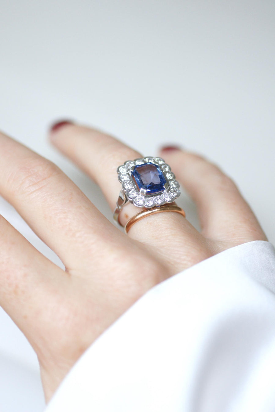 Bague Marguerite art Déco Saphir de Ceylan 3,90 Cts et Diamants sur Or Blanc