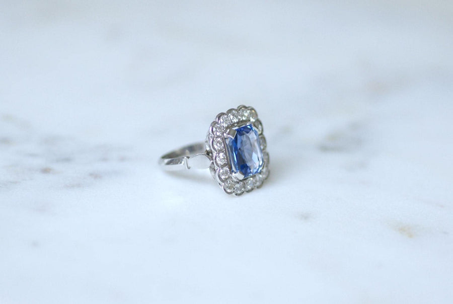 Bague Marguerite art Déco Saphir de Ceylan 3,90 Cts et Diamants sur Or Blanc