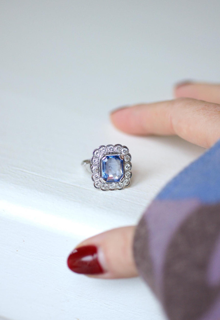 Bague Marguerite art Déco Saphir de Ceylan 3,90 Cts et Diamants sur Or Blanc