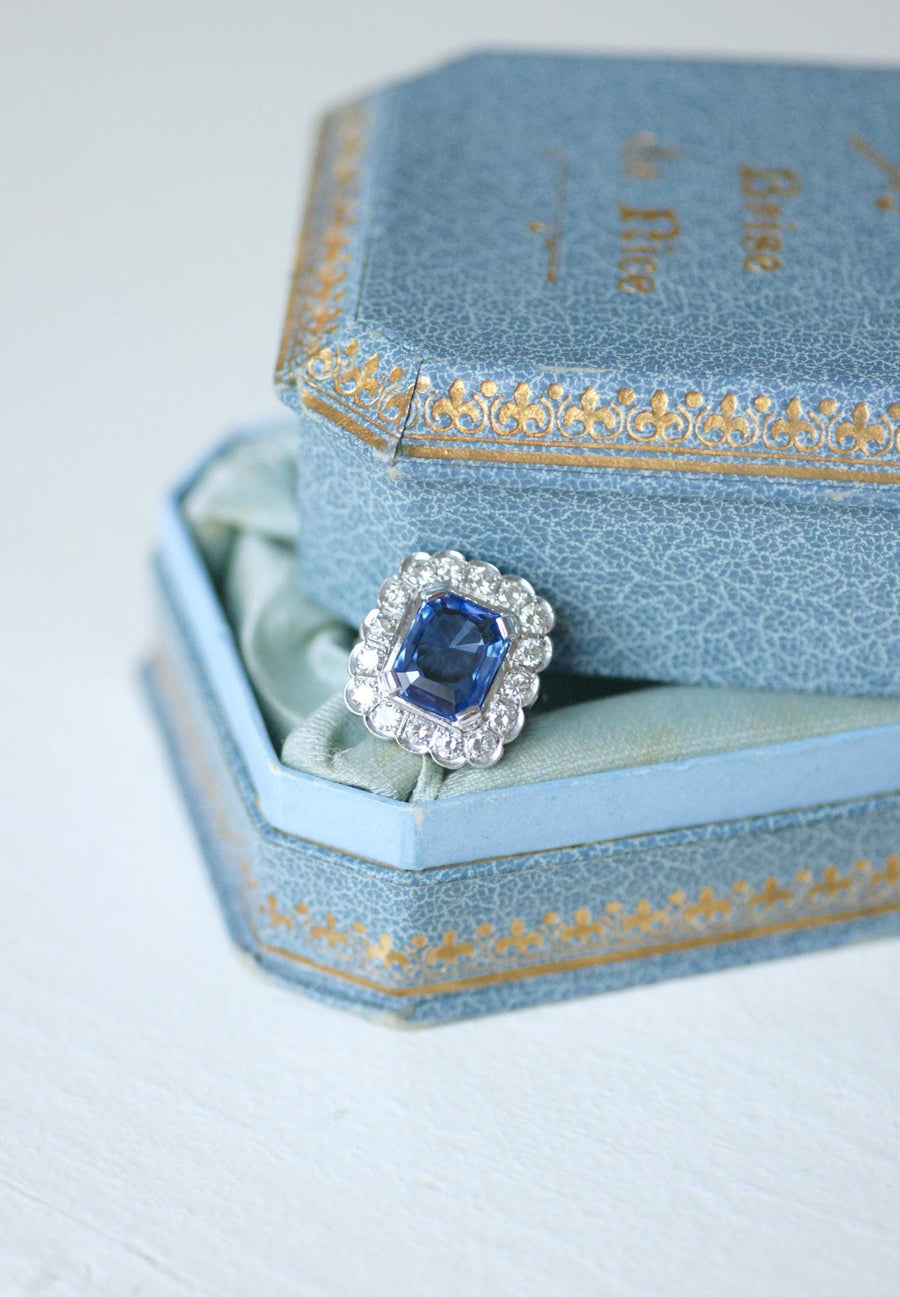 Bague Marguerite art Déco Saphir de Ceylan 3,90 Cts et Diamants sur Or Blanc