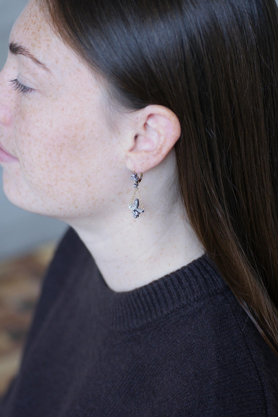 Boucles d'Oreilles Dormeuses Anciennes Trèfle et Fleur Diamants sur Or et Argent