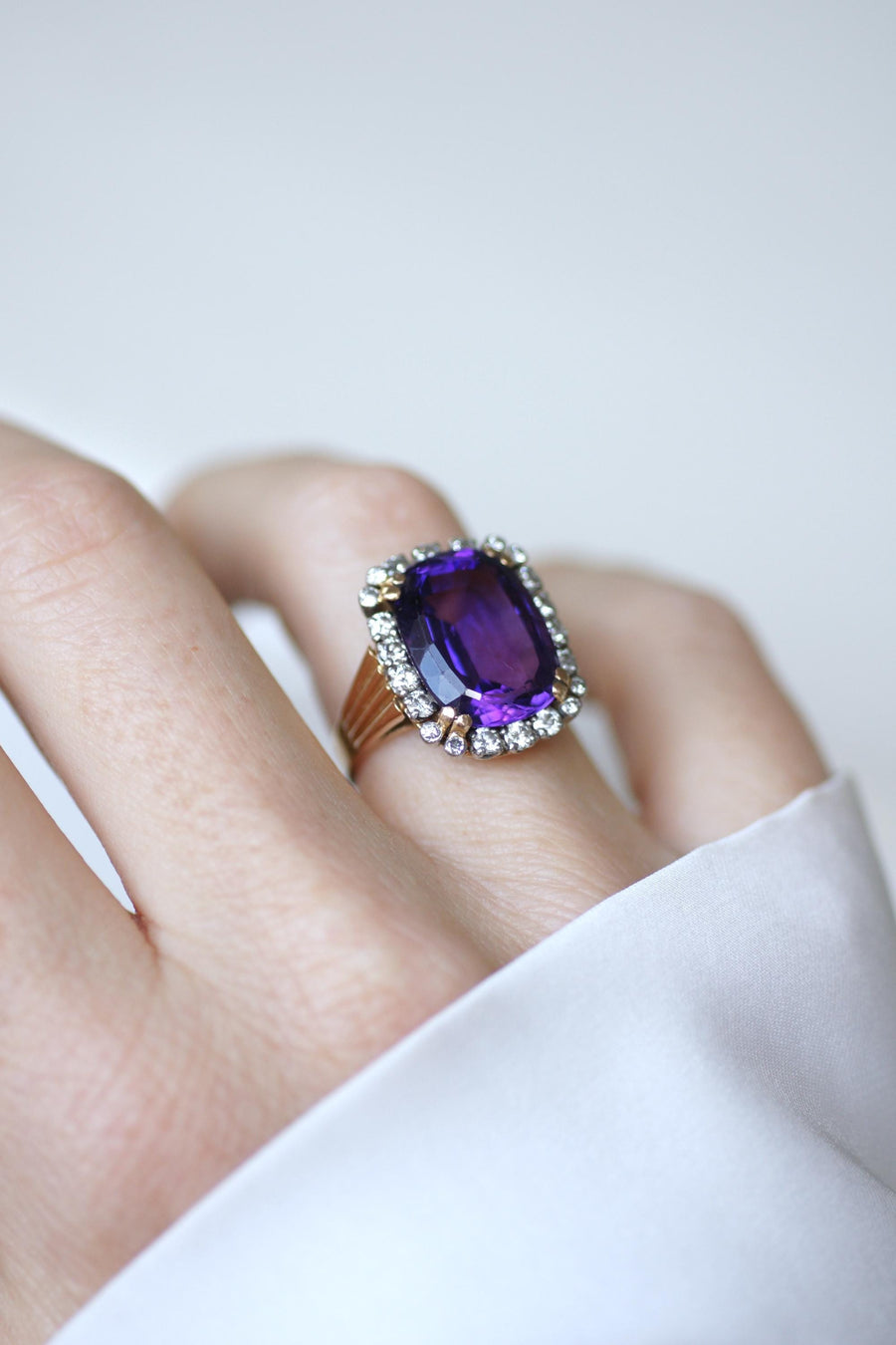 Bague Cocktail Améthyste et Diamants sur Or Rose et Platine Années 60