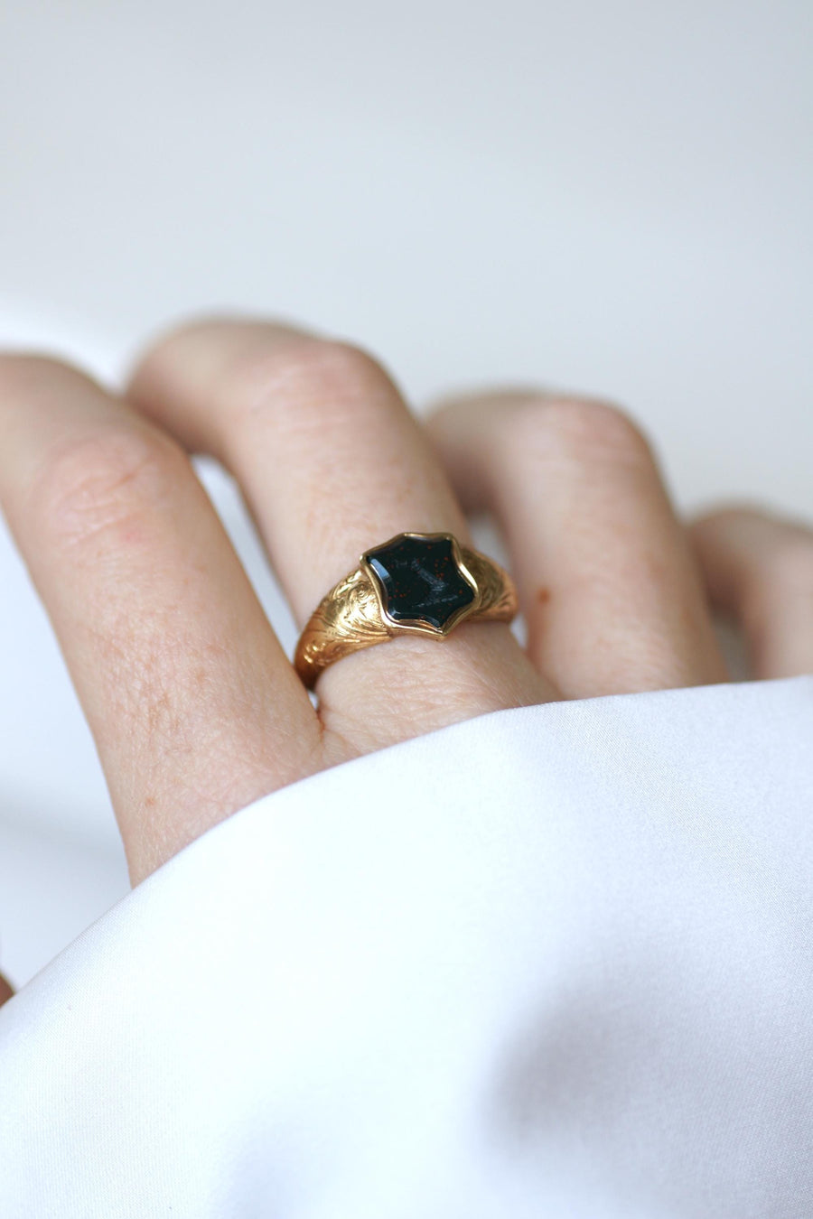 Bague Ancienne Chevalière Intaille Jaspe Sanguin sur Or Jaune