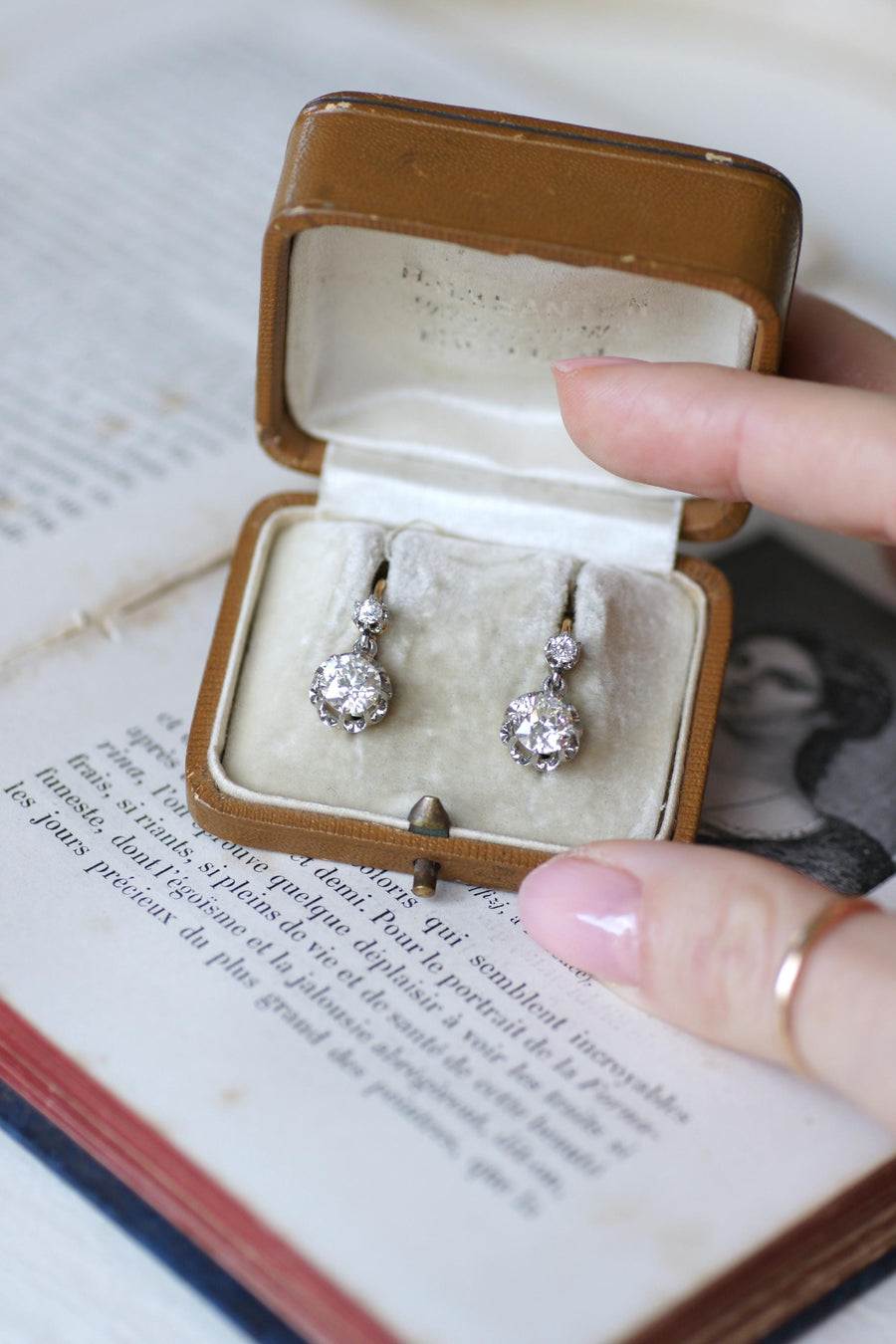 Boucles d'Oreilles Dormeuses Anciennes Diamants 2,15 Cts sur Or et Platine