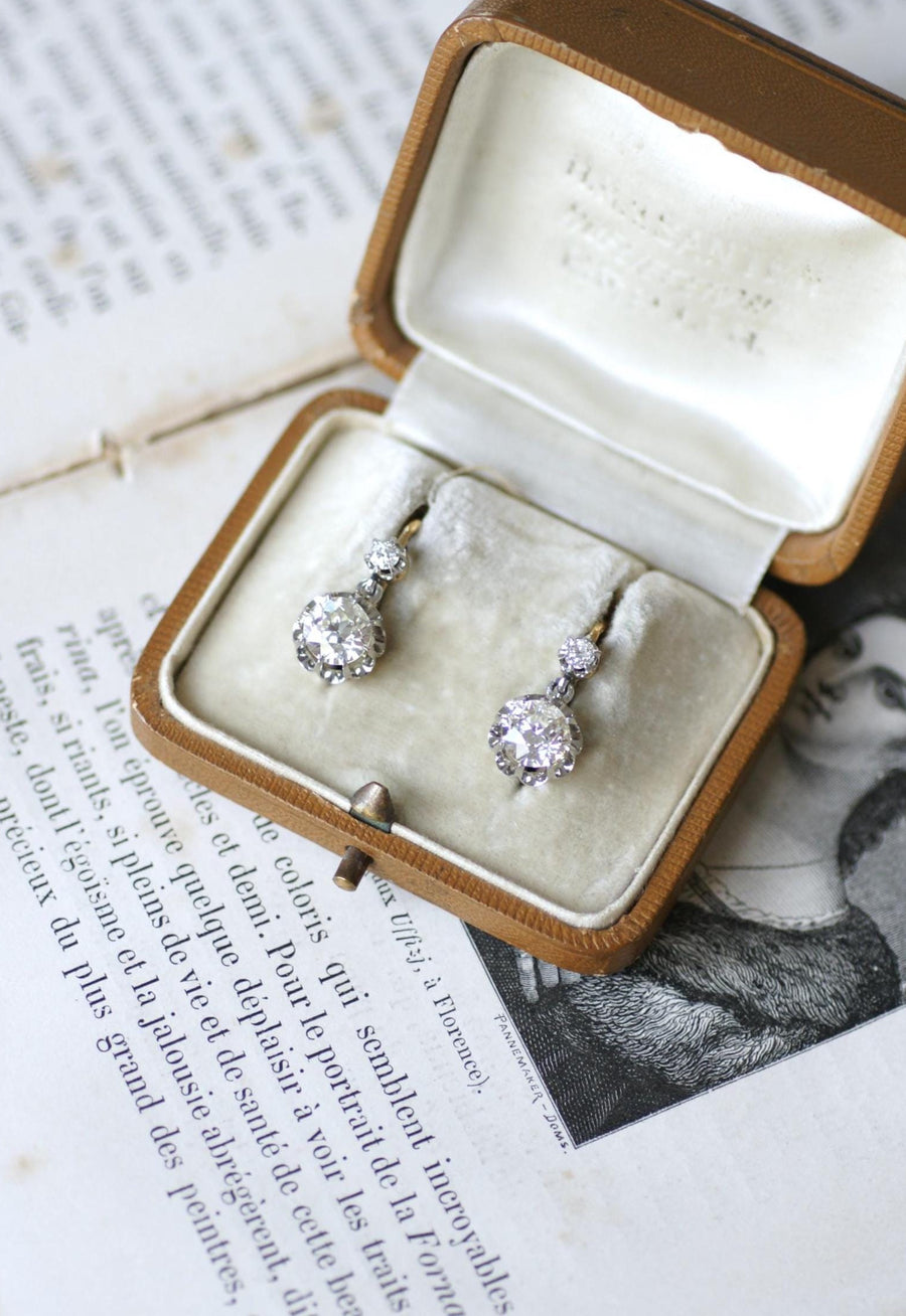 Boucles d'Oreilles Dormeuses Anciennes Diamants 2,15 Cts sur Or et Platine