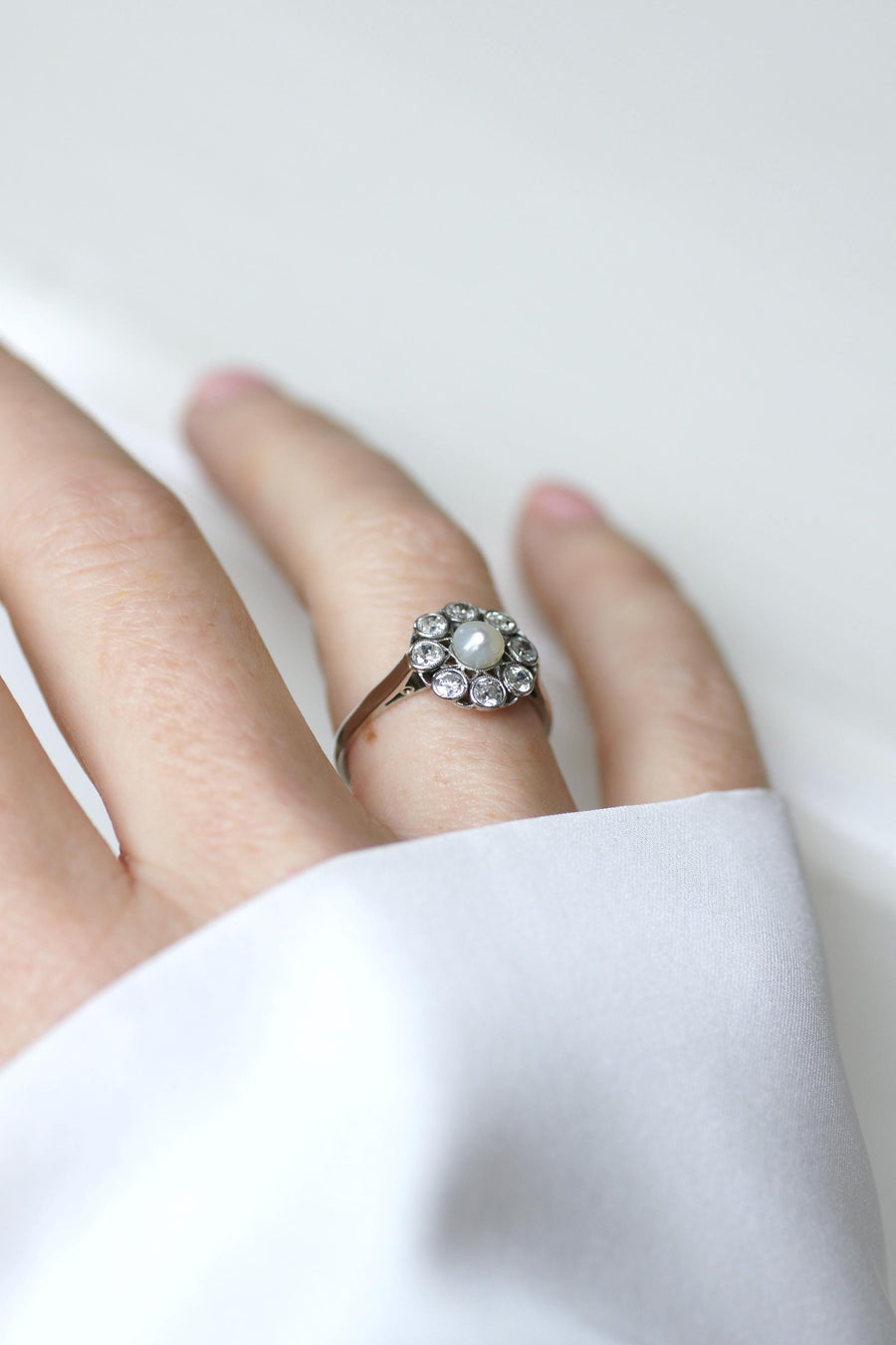 Bague Marguerite Ancienne Perle Bouton et Diamant sur Or Blanc et Platine