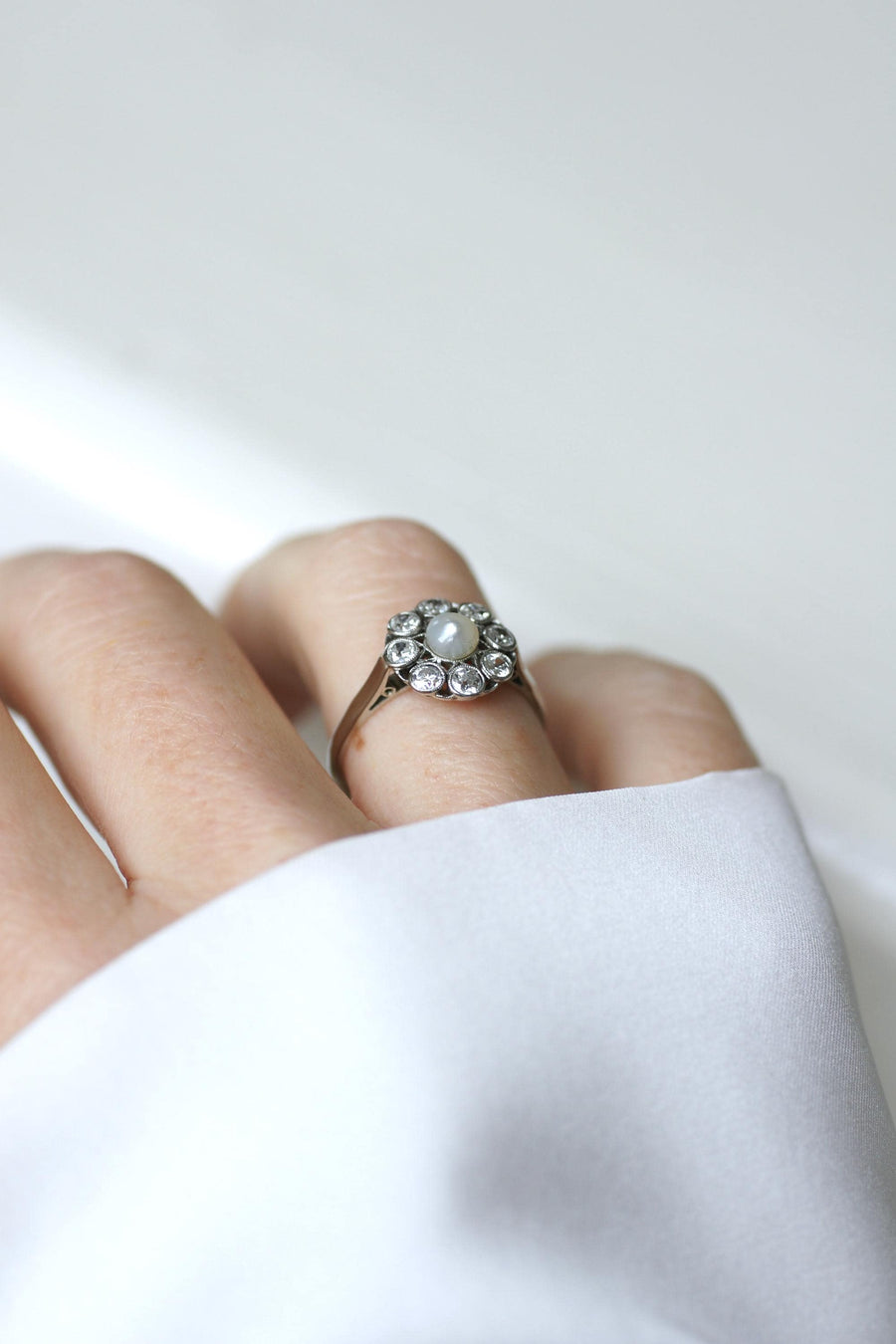 Bague Marguerite Ancienne Perle Bouton et Diamant sur Or Blanc et Platine