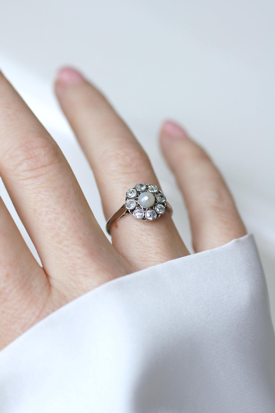 Bague Marguerite Ancienne Perle Bouton et Diamant sur Or Blanc et Platine