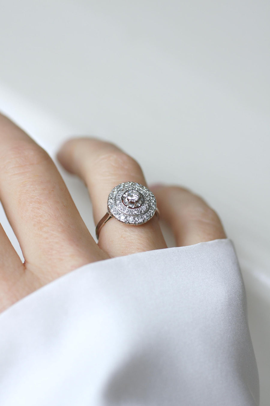 Bague Cible Art Déco Double Entourage Diamants 0,60 Ct sur Or Blanc et Platine